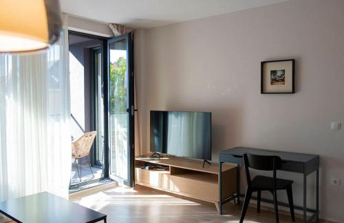 Sofia City Center Apartment | Madrid: A modern 2-bedroom apartment with parking
