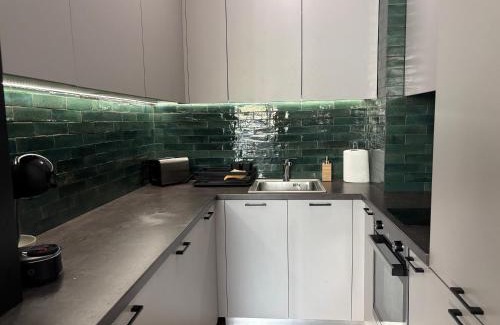 Sofia City Center Apartment | Madrid: A modern 2-bedroom apartment with parking