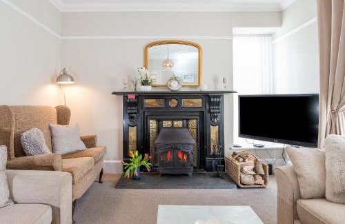 Boncath House | Maes Yr Onnen