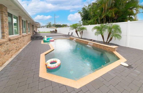 Conway House | Magazine like huge home w/pool city center/parks