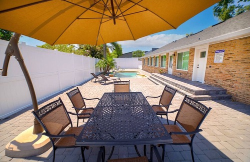 Conway House | Magazine like huge home w/pool city center/parks
