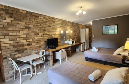 Stawell Hotel | Magdala Motor Lodge & Lakeside Restaurant