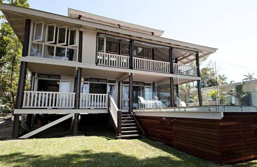 Mission Beach House | Magic Beach House - Absolute Beachfront