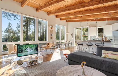 Cazadero House | Magic Madrone~Stylish and Cozy Retreat w/Stunning Redwood Views!HotTub/WiFi