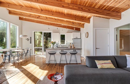 Cazadero House | Magic Madrone~Stylish and Cozy Retreat w/Stunning Redwood Views!HotTub/WiFi