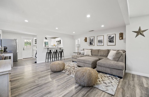 Newhall House | Magic Mountain 4 Bedroom 3 Bath Escape Modern Home