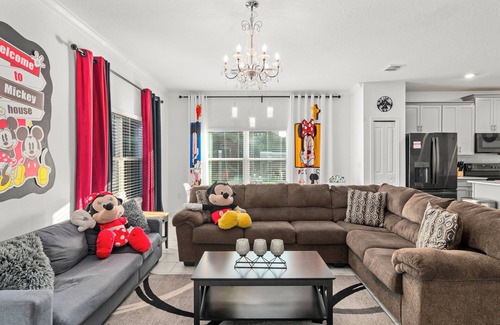 Kissimmee House | Magical 5 BD/4 BATH with Poolside Cinema and Free Resort! Sleeps 14