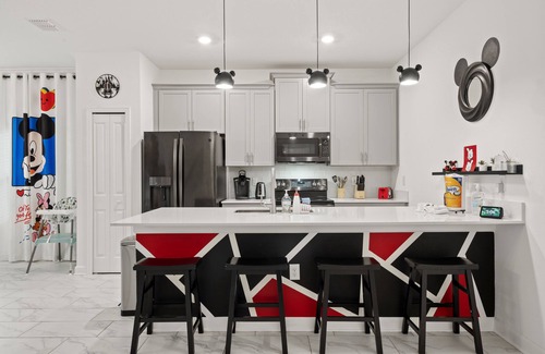 Kissimmee House | Magical 5 BD/4 BATH with Poolside Cinema and Free Resort! Sleeps 14