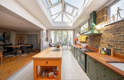 Wandsworth House | Magical Home with AC, Parking & Beautiful Gardens