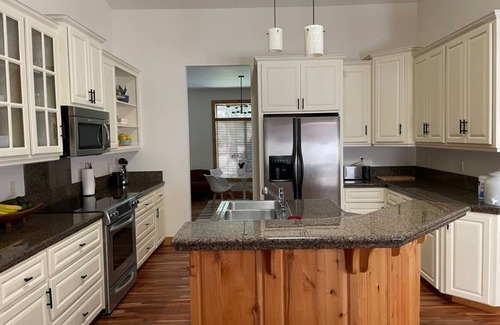 Sisters House | Magical Private 4 bedroom Home w/large fenced in yard near downtown Sisters OR