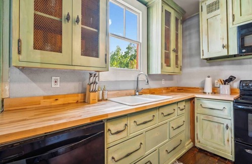 Eastside House | Magical Victorian Castle+Game Room & Spiral Stairsnn