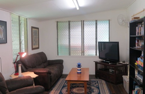Arcadia Cottage | Magnautical Cottage - Pet friendly cottage with charm and character, just 150m to Geoffrey Bay