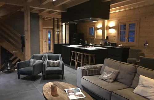 Notre-Dame-de-Bellecombe Ski Chalet | MAGNIFICENT 10-person chalet, 200ml from a lift. WIFI, Jacuzzi and Sauna