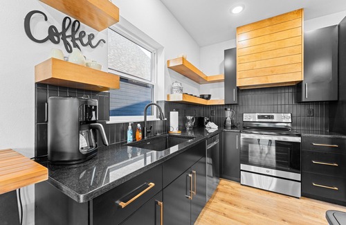 Hollister Cottage | Magnificent 7-bedroom lodge offers a luxurious retreat on Table Rock Lake!