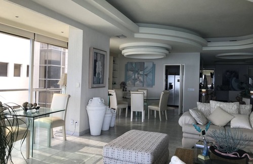 Club Deportivo Condo | Magnificent Acapulco Beachfront Penthouse