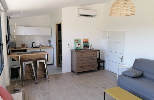 Carnoux-en-Provence Apartment | Magnificent studio completely redone with swimming pool and open view