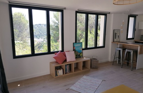 Carnoux-en-Provence Apartment | Magnificent studio completely redone with swimming pool and open view