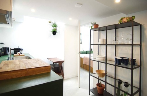 Eastern Docklands Boat Rental | Magnificent houseboat with a stunning view!