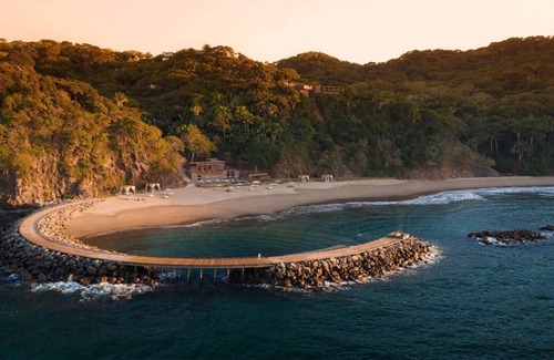 Lo de Marcos House | Magnificent Living in Elegance! Beachfront, Pets Allowed, Free Breakfast!