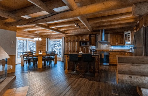 Lac-Sergent Ski Chalet | Magnificent log cabin located less than 30 minutes from Quebec.