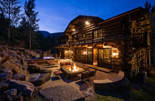 Vail House | Magnificent Log Lodge, Cinema, Hot Tub, BBQ, Game Room, Free Solaris Garage!