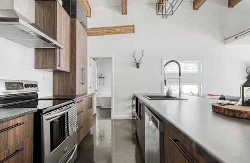 Saint Zenon Ski Chalet | Magnifique chalet au bord de l’eau