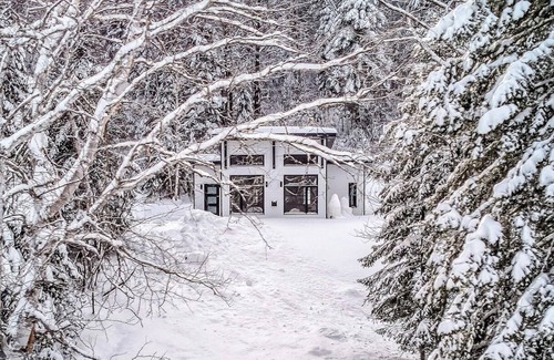 Saint Zenon Ski Chalet | Magnifique chalet au bord de l’eau