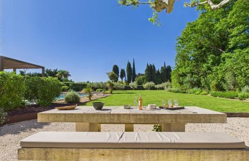 Eygalieres House | Magnifique Mas Provençal avec Piscine à Eygalières - 19 Couchages, 8 Chambres, Billard, et Plus ! - FR-1-599-3