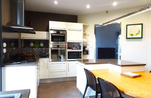 Montauban Villa | Magnifique villa 220m2- Quartier résidentiel Le Carreyrat - 6 à 8 pers - 3 chambres doubles - Grand jardin et terrasses