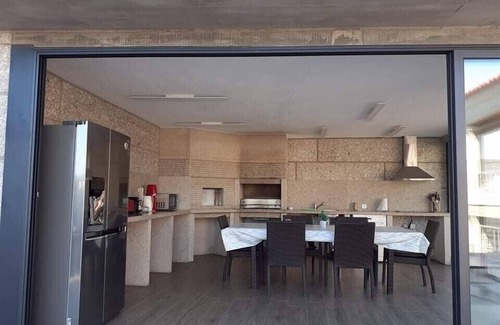 Fafe House | Magnifique villa contemporaine avec vue dans un écrin de verdure.