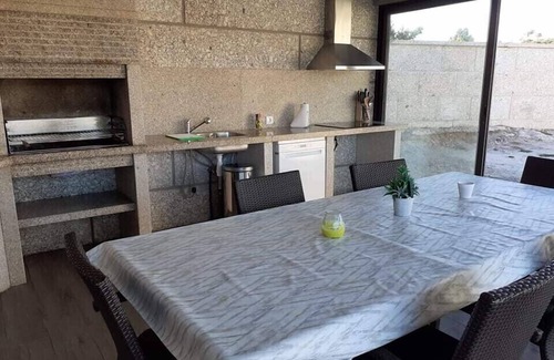 Fafe House | Magnifique villa contemporaine avec vue dans un écrin de verdure.