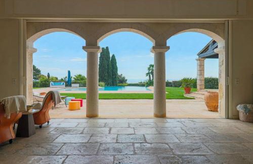 Antibes Villa | Magnifique Villa Provençal avec Piscine et Vue Mer