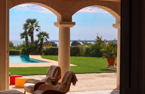 Antibes Villa | Magnifique Villa Provençal avec Piscine et Vue Mer