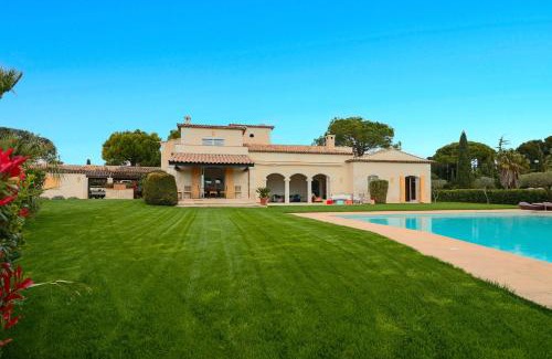 Antibes Villa | Magnifique Villa Provençal avec Piscine et Vue Mer