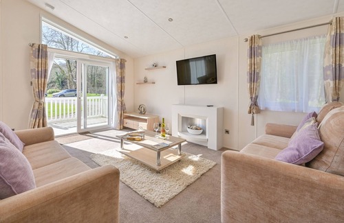 Saltash Cabin | MAGNOLIA LODGE, family friendly, with hot tub in Saltash
