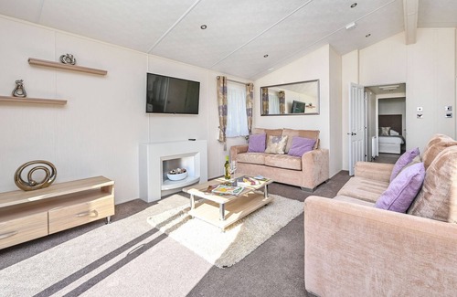 Saltash Cabin | MAGNOLIA LODGE, family friendly, with hot tub in Saltash