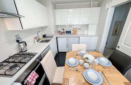 St. Johns Wood Apartment | Maida Vale 3 Bed 3 Bath Flat w. Garden & Free WiFi near Paddington Little Venice