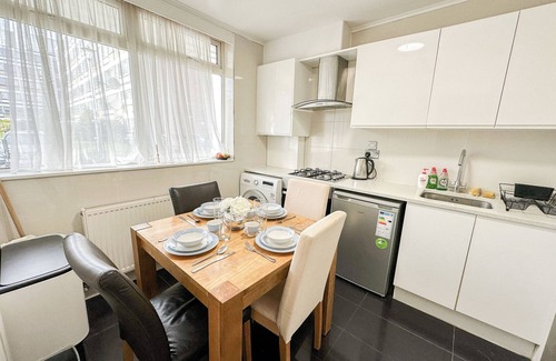 St. Johns Wood Apartment | Maida Vale 3 Bed 3 Bath Flat w. Garden & Free WiFi near Paddington Little Venice