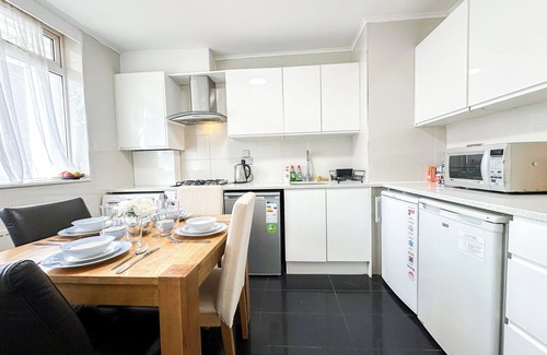 St. Johns Wood Apartment | Maida Vale 3 Bed 3 Bath Flat w. Garden & Free WiFi near Paddington Little Venice