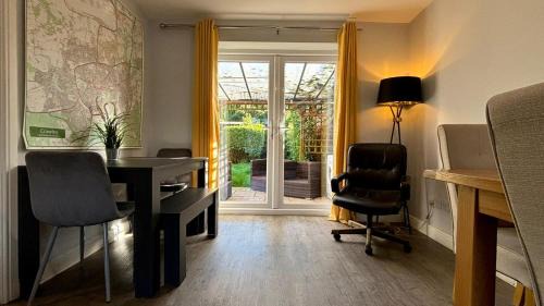 Crawley House | Maiden Lane, Crawley Spacious 3BR with Private Patio, great for long stays, contractors