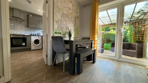 Crawley House | Maiden Lane, Crawley Spacious 3BR with Private Patio, great for long stays, contractors