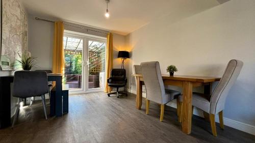 Crawley House | Maiden Lane, Crawley Spacious 3BR with Private Patio, great for long stays, contractors