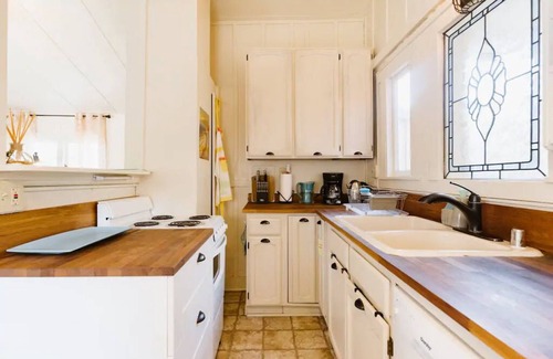 Pacific Grove House | Main Cottage + Carriage House in a Courtyard * Fire Pit * Dog-OK*