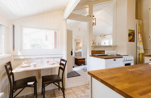Pacific Grove House | Main Cottage + Carriage House in a Courtyard * Fire Pit * Dog-OK*