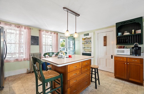 Meredith House | Main St Location | Pets, Fenced Side Yard | Walk to Church Landing, Lake Winnipesaukee and Shops in minutes | BankNH Pavilion