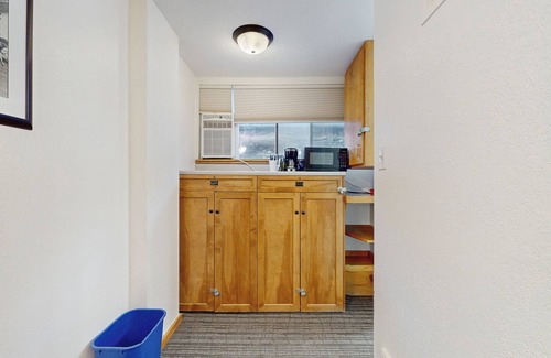 West End Cabin | Main St. studio - pool & hot tub - walk to lifts, dog-friendly, ground-floor