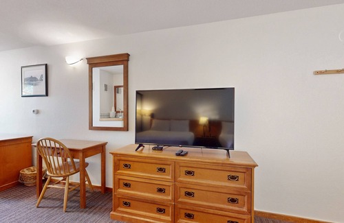West End Cabin | Main Street room - hot tub & pool - walk to lifts, dog-friendly, second floor
