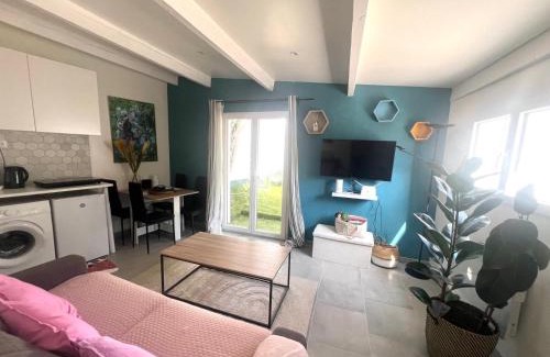 12th Arrondissement Apartment | Maison 10 Cosy T2 avec jardin Jacuzzi