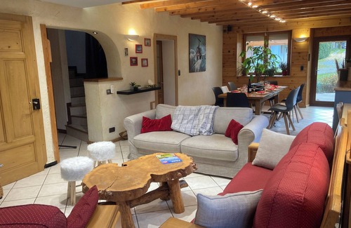 Le Petit-Bornand-les-Glieres Ski Chalet | Maison a la Montagne Avec vue au Centre du Village