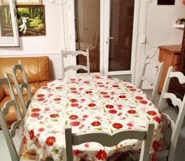 Montlucon House | Maison accueillante à Montluçon avec jardin privatif